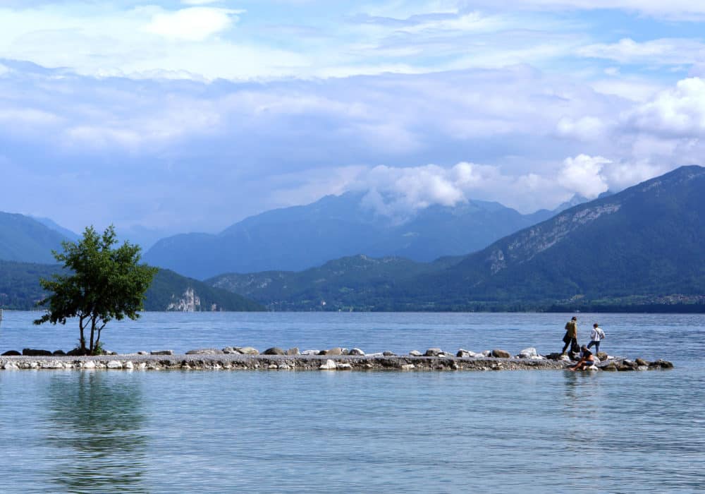 Visiter annecy : balade sur le lac en bateau