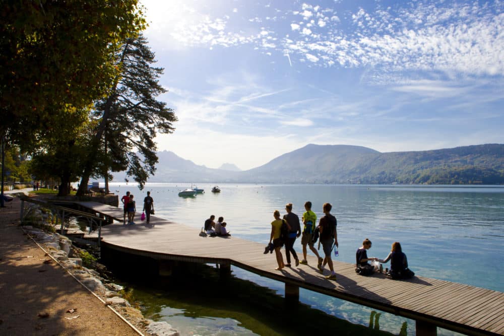 Visiter annecy : balade sur le lac