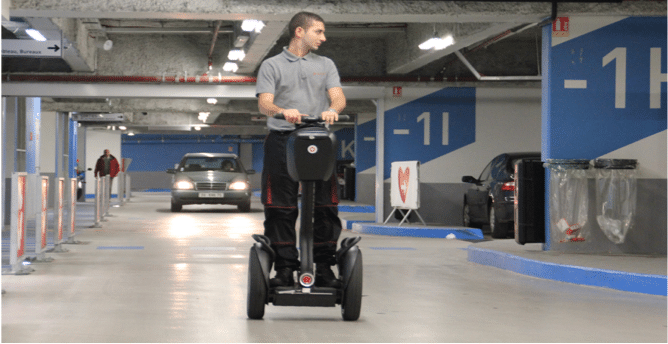 Une sécurité verte dans le parking d’un centre commercial Surveillance et sécurité à gyropode Segway