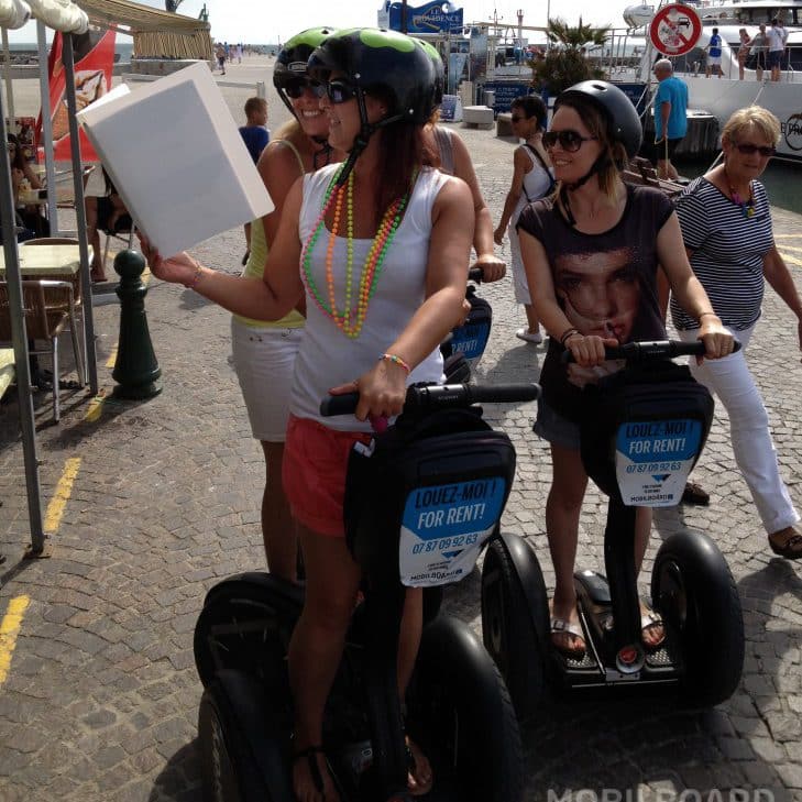 enterrement vie jeune fille à gyropode Segway