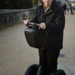 Papy senior à gyropode Segway à Poitiers