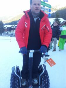 le rugbyman Christian Califano pilote son gyropode Segway sur la neige