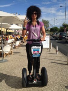 Samaha Sam, la chanteuse du groupe Shaka Ponk, sur un gyropode Segway