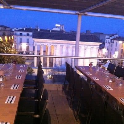 Restaurant panoramique avec vue sur la Maison Carrée de Nîmes