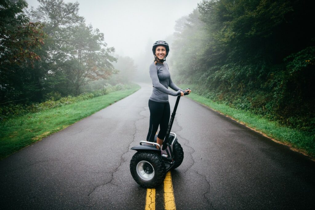 8 questions avant d’essayer un gyropode ! Gyropode Segway sur route en forêt