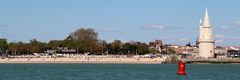 @crédit photo Mobilboard La Rochelle La Plage de la concurrence située en centre ville – La Tour de La Lanterne