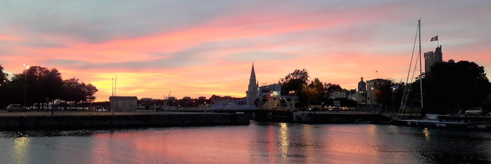 @crédit photo Mobilboard La Rochelle Un coucher de soleil sur le Bassin des Chalutiers