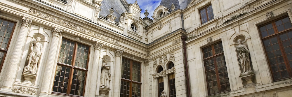 @crédit photo Mobilboard La Rochelle La superbe facade située dans la cour de l’Hôtel de Ville