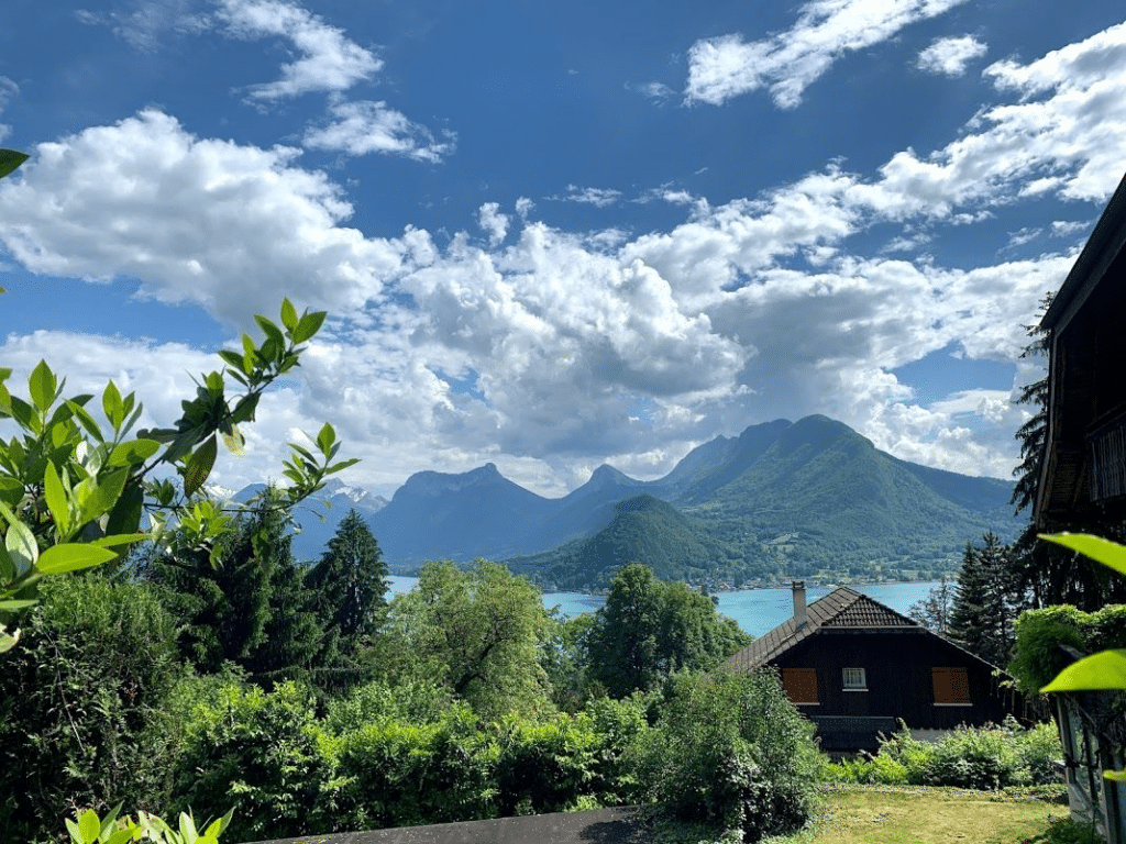 Panne en balade ? Voici les ateliers de réparation vélo autour du lac d’Annecy